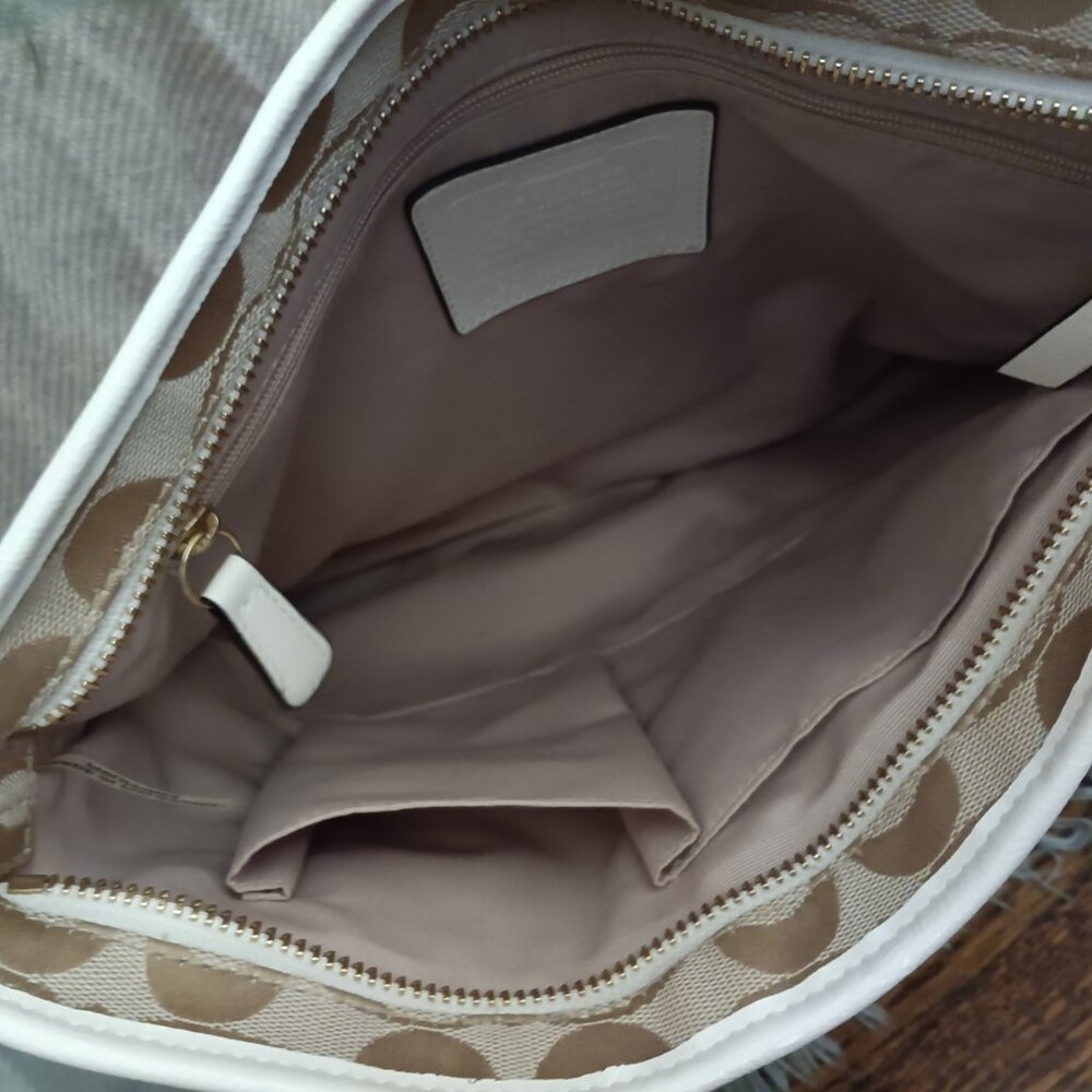 Coach Crossbody bag, EUC, style no. F28502, cream - Picture 6 of 6